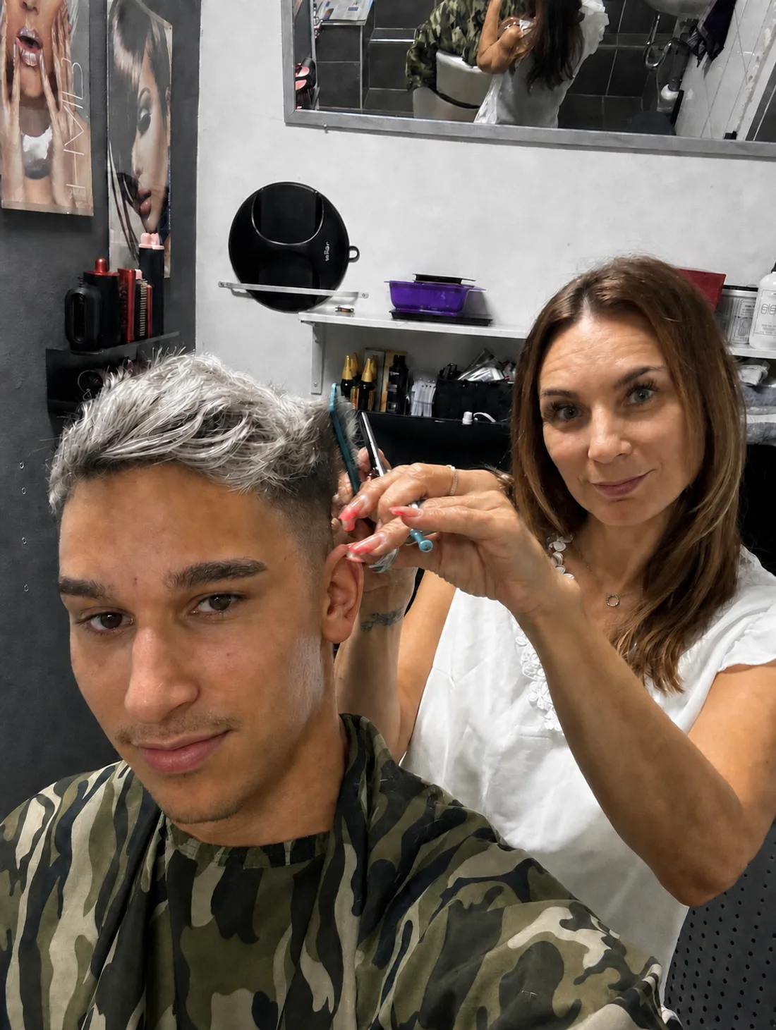 Friseurmeisterin Bernadett Beres frisiert einen Kunden in ihrem Heim-Studio