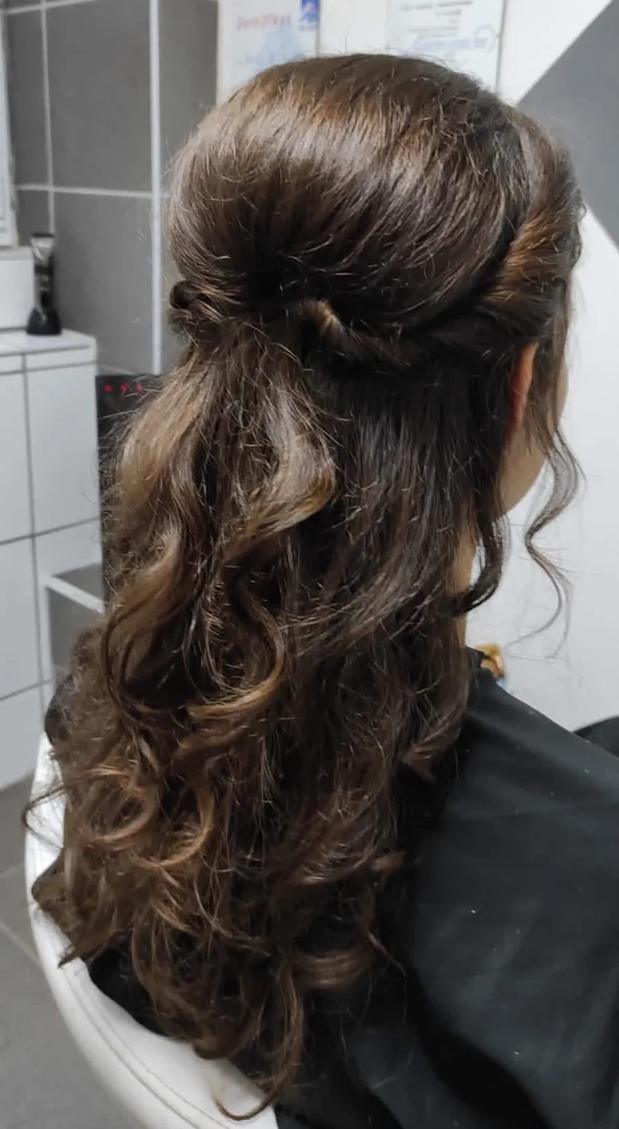 Elegante Hochsteckfrisur mit weichen Locken für einen besonderen Anlass